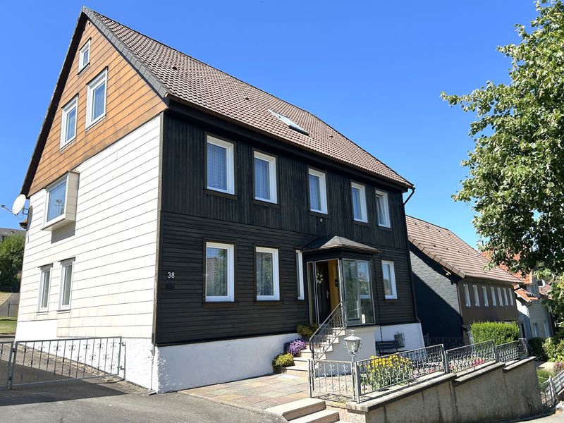 Freistehendes Ein- bis Dreifamilienhaus mit 3 Garagen, Werkstatt und großem Garten